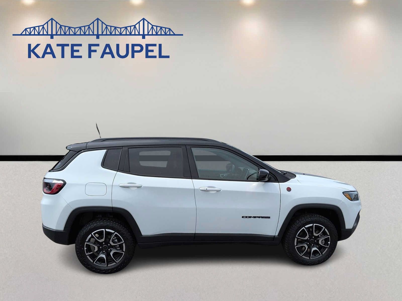 Used 2025 Jeep Compass Trailhawk AWD/4WD image 8