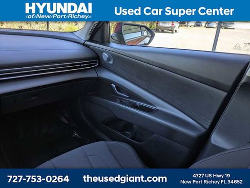 Certified 2025 Hyundai Elantra SE image 17
