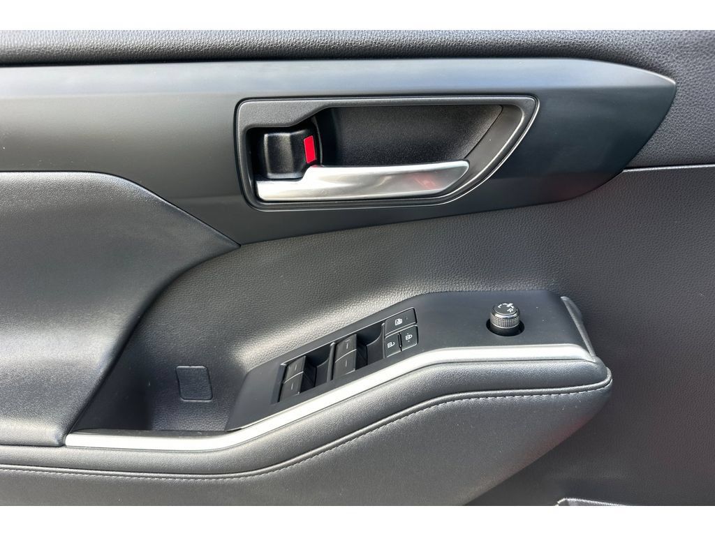 Used 2022 Toyota Highlander XLE FWD image 11