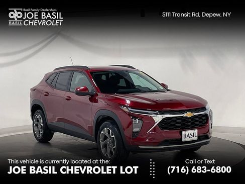 Used 2025 Chevrolet Trax LT w/ LT Convenience Package FWD image 1