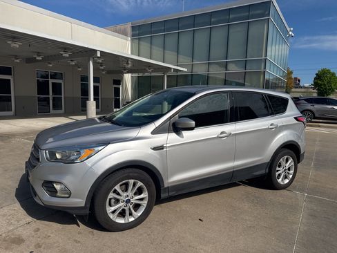 Used 2017 Ford Escape SE image 1