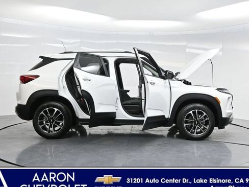 Used 2025 Chevrolet TrailBlazer LT w/ Convenience Package AWD/4WD image 3