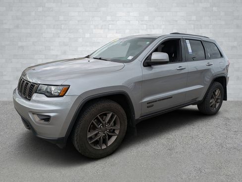 Used 2016 Jeep Grand Cherokee Laredo 75th Anniversary image 9