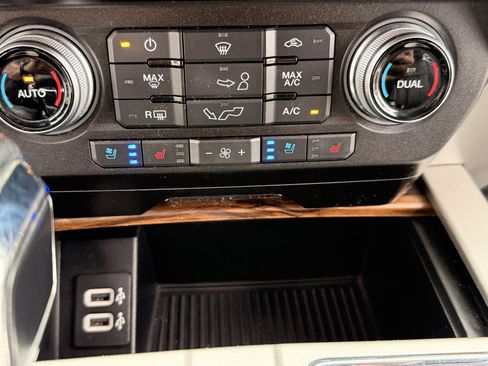 Used 2020 Ford F150 Lariat w/ Equipment Group 502A Luxury AWD/4WD image 20