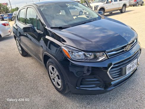 Used 2018 Chevrolet Trax LS FWD image 2