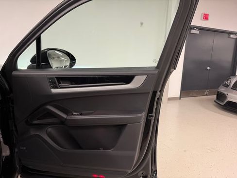 Certified 2025 Porsche Cayenne E-Hybrid w/ Premium Package Plus AWD/4WD image 43