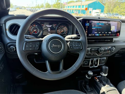 Used 2025 Jeep Gladiator Sport image 16