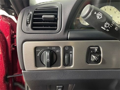 Used 2004 Ford Thunderbird image 12