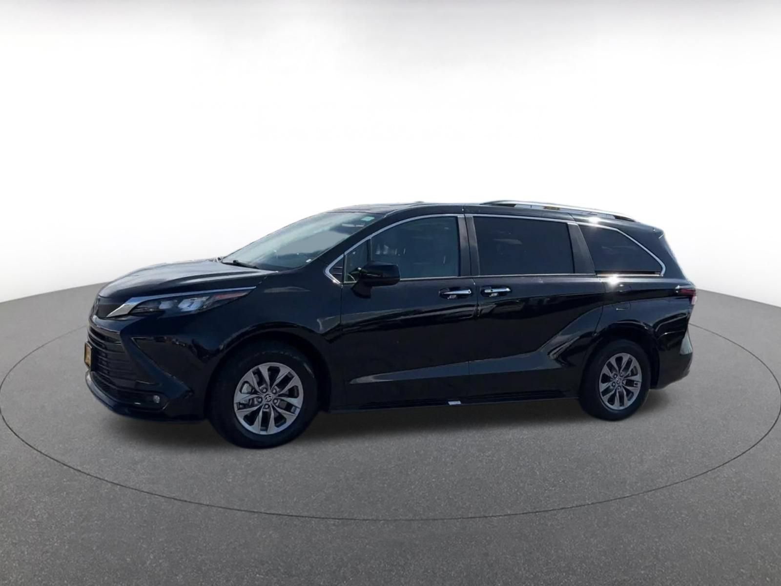 Used 2025 Toyota Sienna XLE FWD image 7
