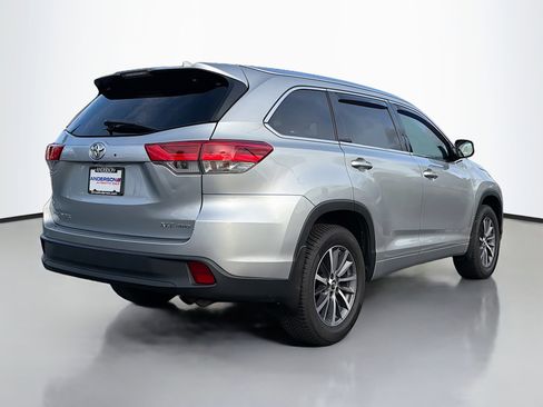 Used 2017 Toyota Highlander XLE AWD/4WD image 2