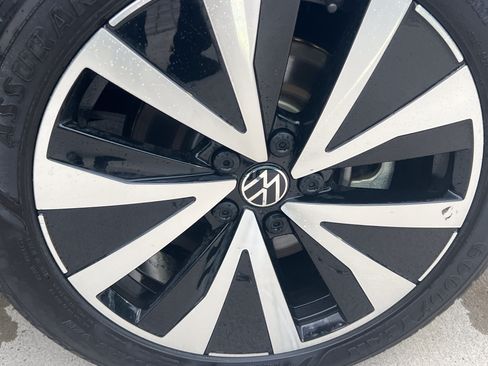 Certified 2023 Volkswagen Taos SE w/ Panoramic Sunroof Package FWD image 12