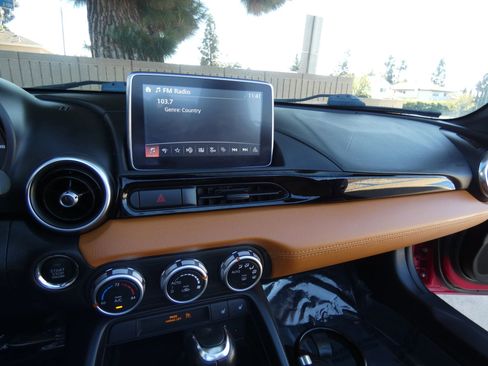 Used 2018 FIAT 124 Spider Lusso w/ Convenience Group image 39