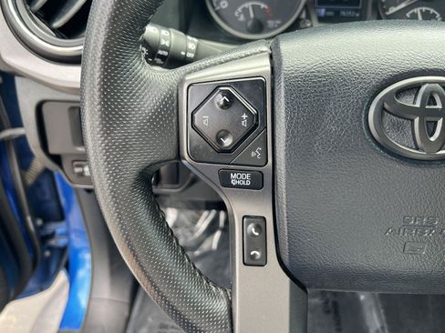 Used 2017 Toyota Tacoma TRD Sport AWD/4WD image 32