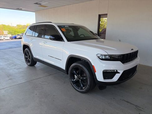 Used 2023 Jeep Grand Cherokee Limited w/ Luxury Tech Group II image 4