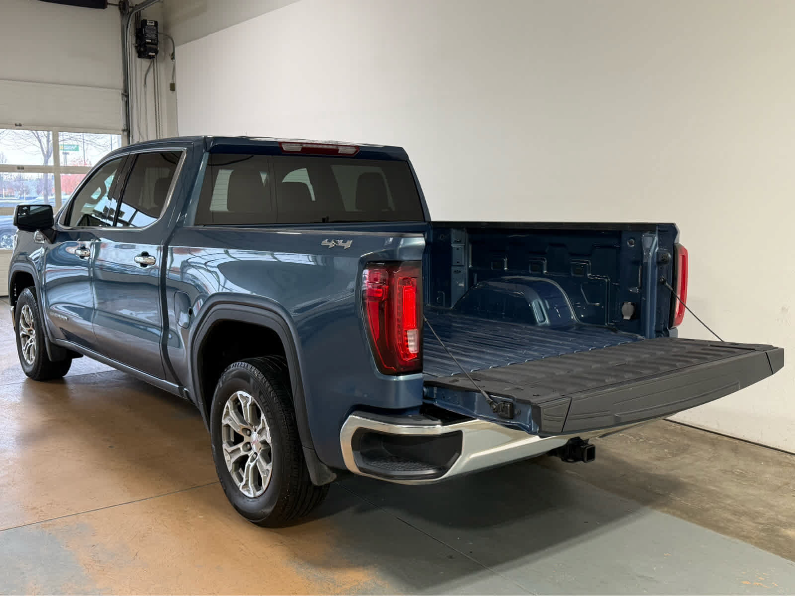 Used 2024 GMC Sierra 1500 SLT AWD/4WD image 4