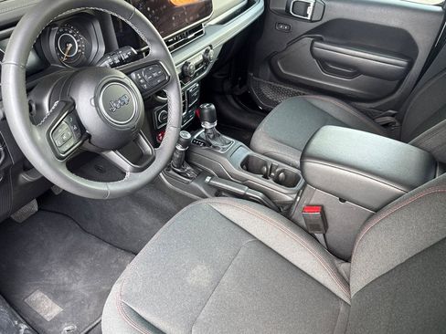 Used 2025 Jeep Wrangler Unlimited Rubicon AWD/4WD image 9