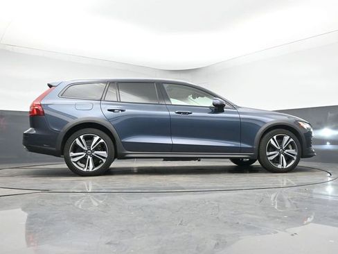Used 2023 Volvo V60 B5 Cross Country Plus image 16
