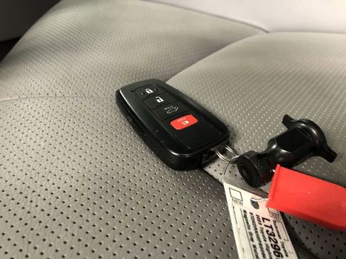 Used 2023 Toyota Highlander Limited image 30