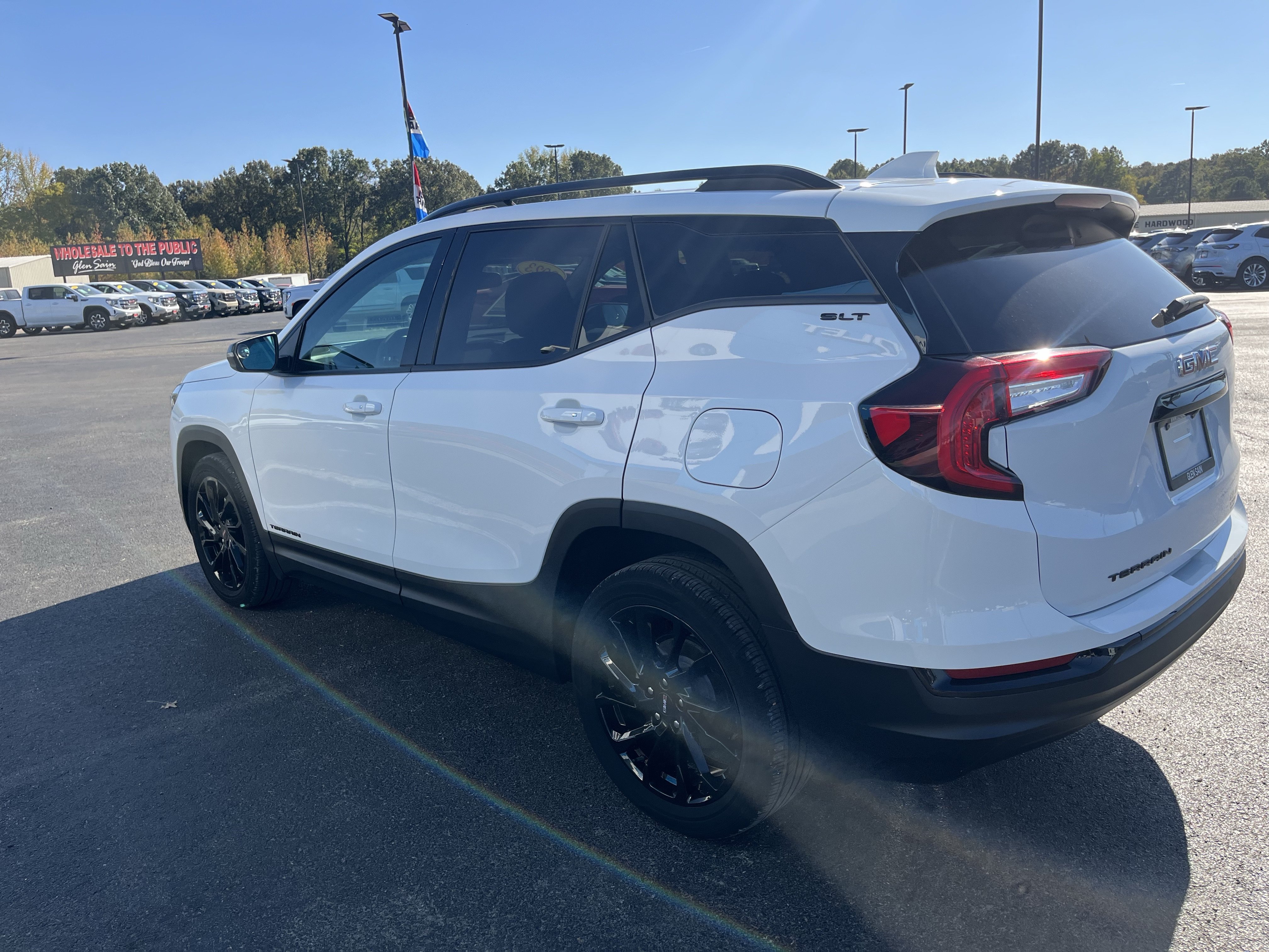 Used 2023 GMC Terrain SLT w/ Infotainment Package II FWD image 2
