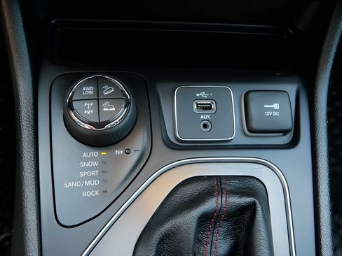 Used 2019 Jeep Cherokee Trailhawk w/ Cold Weather Group AWD/4WD image 26