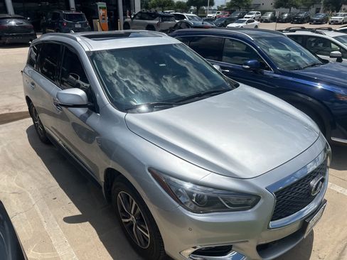 Used 2019 INFINITI QX60 Luxe w/ Essential Package FWD image 3