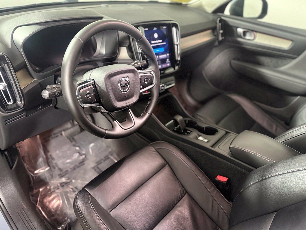 Used 2023 Volvo XC40 B5 Core w/ Convenience Package AWD/4WD image 18