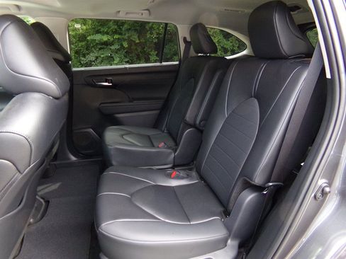 Used 2025 Toyota Highlander XLE AWD/4WD image 23