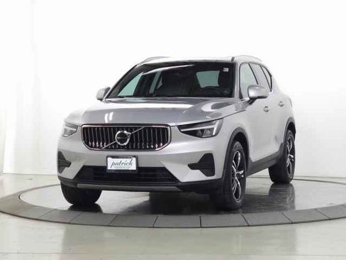 Used 2025 Volvo XC40 B5 Core image 4