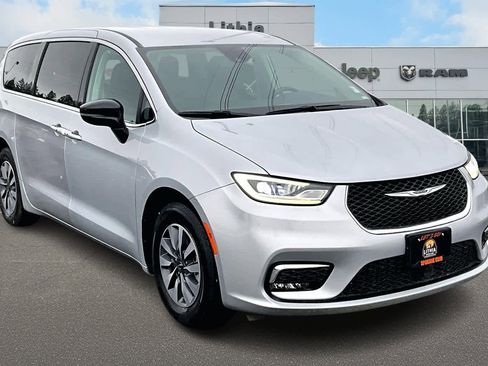 Used 2024 Chrysler Pacifica Select image 22