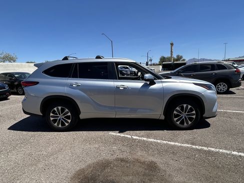 Used 2023 Toyota Highlander XLE FWD image 5