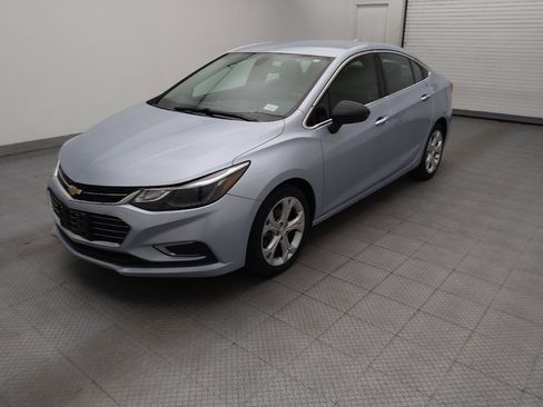 Used 2017 Chevrolet Cruze Premier FWD image 2