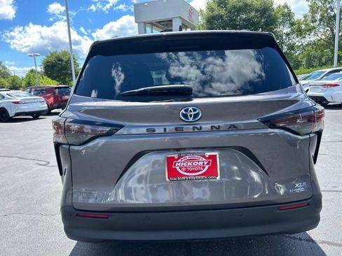 Used 2024 Toyota Sienna XLE w/ XLE Plus Package FWD image 8