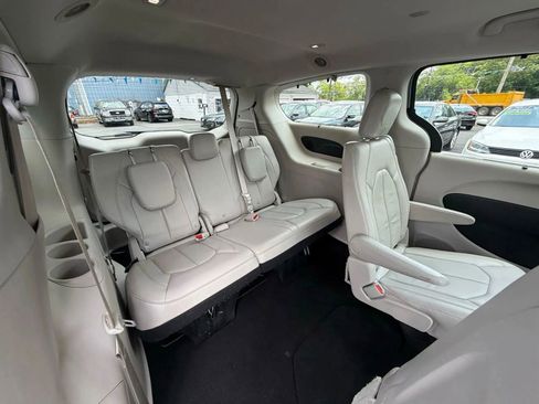 Used 2017 Chrysler Pacifica Touring-L w/ Tire & Wheel Group image 58