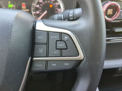 Used 2023 Toyota Highlander L image 30