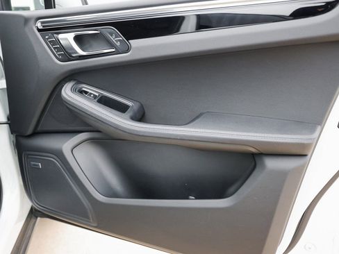 Certified 2022 Porsche Macan image 28