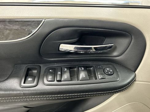 Used 2014 Chrysler Town & Country Touring FWD image 11