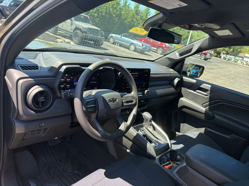 Used 2025 Chevrolet Colorado Trail Boss AWD/4WD image 10