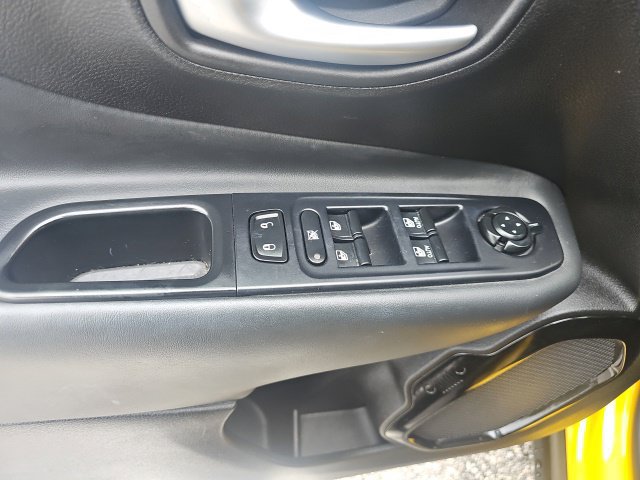 Used 2018 Jeep Renegade Altitude w/ UConnect 8.4 Nav Group FWD image 11
