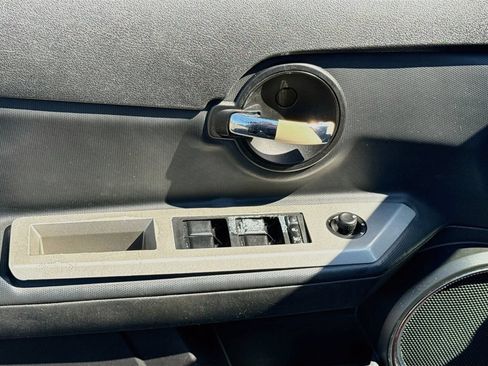 Used 2010 Dodge Avenger R/T FWD image 3