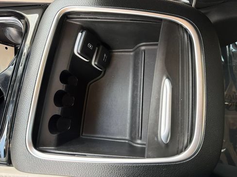 Used 2023 Chrysler Pacifica Limited FWD image 26