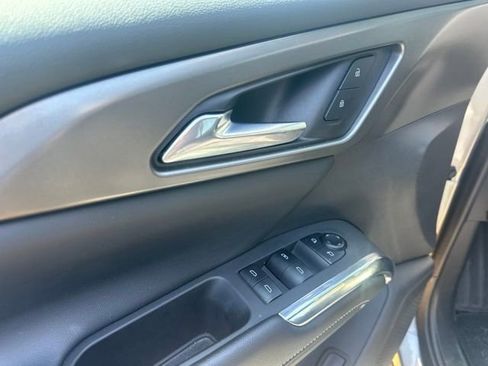 Used 2025 Chevrolet Traverse LT FWD image 13