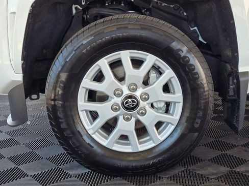 Certified 2025 Toyota Tacoma SR5 w/ SR5 Upgrade Package AWD/4WD image 10