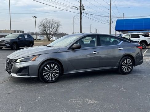 Used 2024 Nissan Altima 2.5 SV image 3