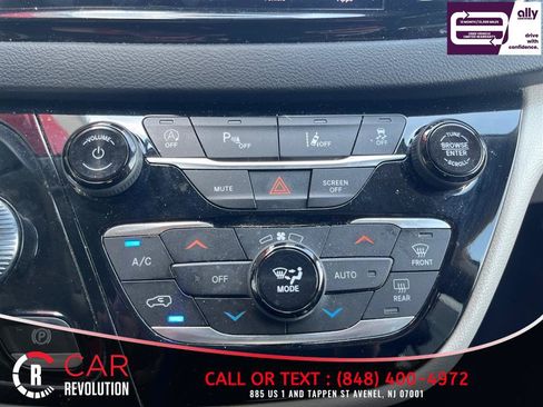 Used 2023 Chrysler Pacifica Touring-L FWD image 24