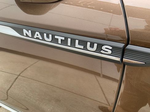 Used 2022 Lincoln Nautilus AWD image 12