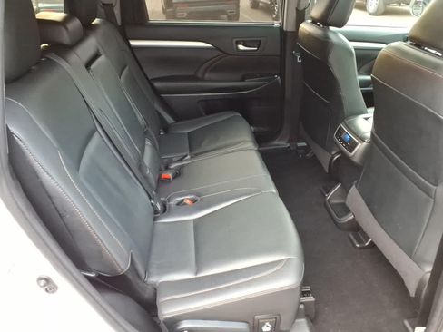 Used 2019 Toyota Highlander XLE AWD/4WD image 12