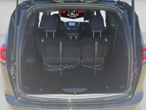 Used 2025 Chrysler Pacifica Select FWD image 13
