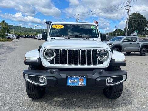 Used 2024 Jeep Wrangler Unlimited Sahara AWD/4WD image 2