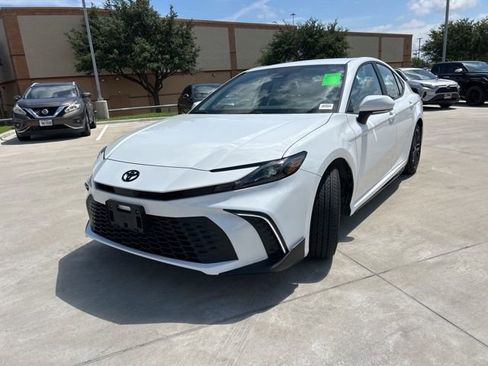 Used 2025 Toyota Camry SE w/ Convenience Package FWD image 8