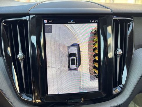 Used 2025 Volvo XC60 B5 Plus image 25